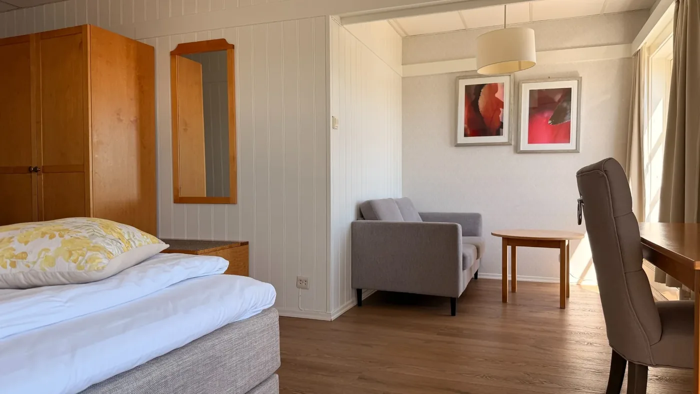 Familierom med skrivebord og utsikt mot havet