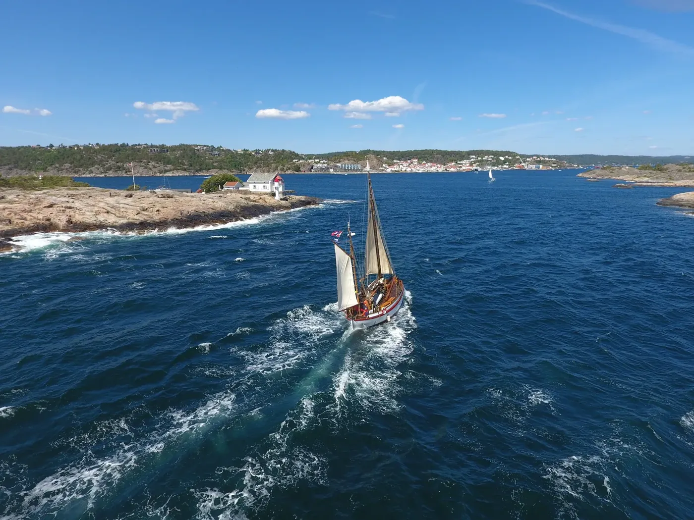 Seilbåt på havet utenfor Risør