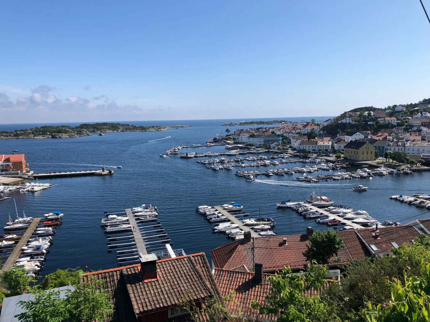 Utsikt over havnen og skjærgården i Risør