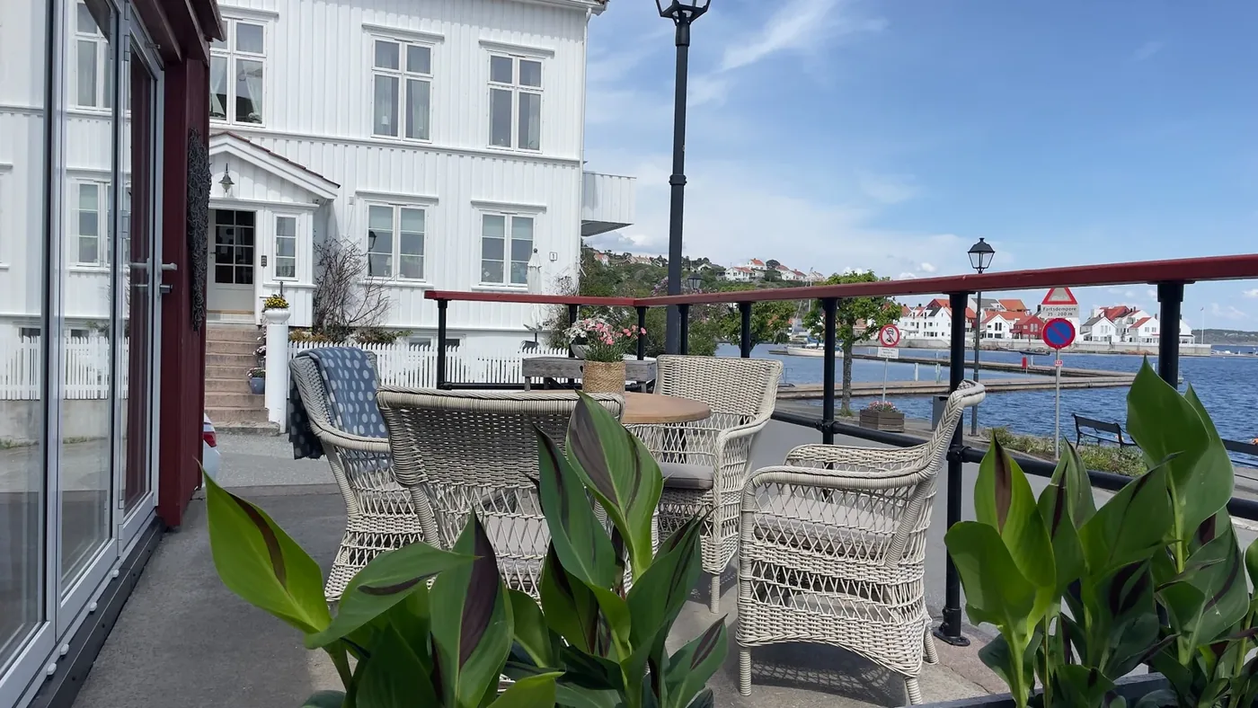 Suite med terrasse og utsikt mot sjøen